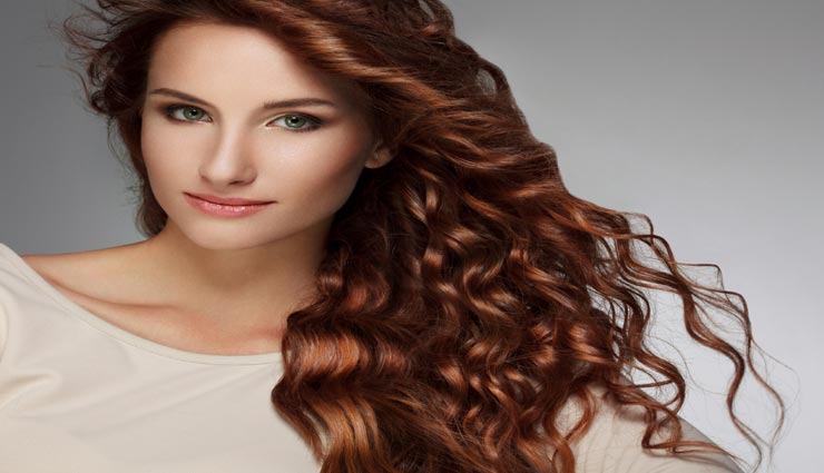 समय से पहले पड़ने लगा बालों का रंग फीका, कहीं आप तो नहीं कर रहे ये गलतियां