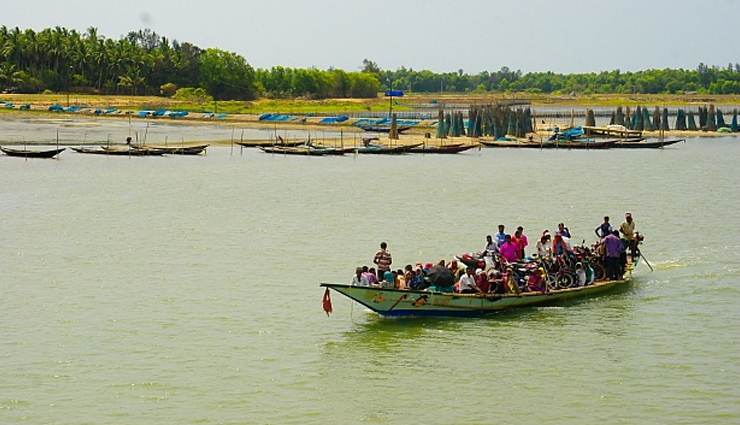 chadar trek,ladakh,dudhsagar waterfall,goa,valley of flowers,uttarakhand,munnar,kerala,chilika lagoon,odisha,natural beauty places,places to visit in india
