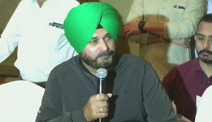 PM मोदी उस दुल्हन की तरह जो रोटी कम बेलती है और चूड़ियां ज्यादा खनकाती है : नवजोत सिंह सिद्धू