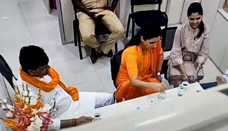 हनुमान चालीसा विवाद: गिरफ्तारी के बाद थाने में चाय पी रही थीं नवनीत राणा, दुर्व्यवहार और पानी नहीं देने का आरोप गलत