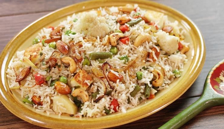 मेहमानों के लिए बनाए 'नवरतन पुलाव', भोजन को मिलेगा शाही अंदाज #Recipe