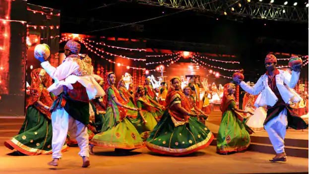 places to enjoy navratri,navratri in mumbai,dandiya nights in mumbai,dandiya party,mumbai,utsav with falguni pathak,kora kendra ground,borivali,the great indian dandiya festival,jio gardens,rangilo re 2019,nesco,shree fort leuva patidar mitra mandal navratri,masjidbandar