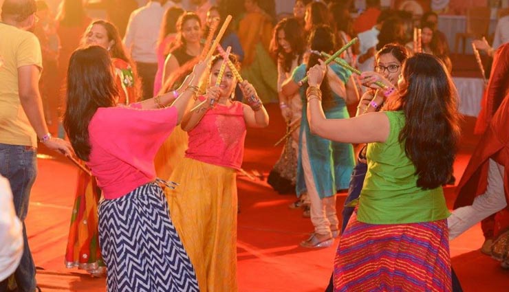 places to enjoy navratri,navratri in mumbai,dandiya nights in mumbai,dandiya party,mumbai,utsav with falguni pathak,kora kendra ground,borivali,the great indian dandiya festival,jio gardens,rangilo re 2019,nesco,shree fort leuva patidar mitra mandal navratri,masjidbandar