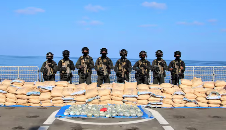 नौसेना के आईएनएस तरकश ने तस्करी विरोधी छापेमारी में 2,500 किलोग्राम मादक पदार्थ जब्त किया