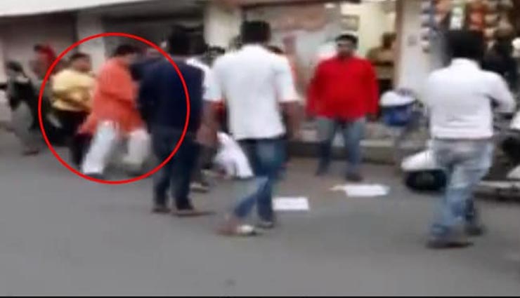गुजरात : BJP विधायक ने सरेआम NCP महिला को जड़े थप्पड़, जिग्नेश मेवाणी ने कहा- यह हरगिज नहीं चलेगा 