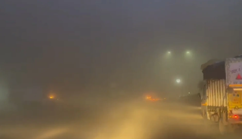 दिल्ली-NCR में कोहरे की मोटी चादर, सड़कों पर थमी रफ्तार; जहरीली हवा से बिगड़ती सांसें