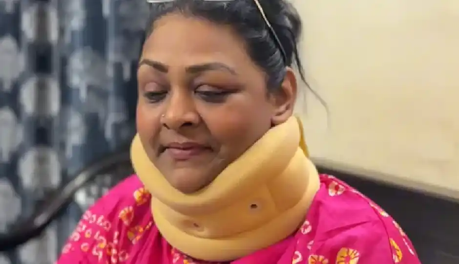 मोबाइल की लत ने एक्ट्रेस की बढ़ाई मुश्किलें, करानी पड़ी गर्दन की सर्जरी; डॉक्टर ने बताया कितना खतरनाक