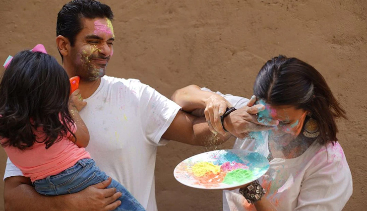 Holi 2021: पति अंगद और बेटी मेहर संग नेहा धूपिया ने खेली होली,  PHOTOS शेयर कर फैंस को दी शुभकामनाएं 
