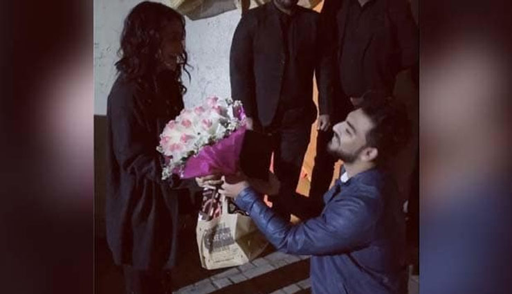 नेहा कक्कड़ को मिला अपना वैलेंटाइन, घुटने पर बैठकर किया प्रपोज देखे वीडियो 