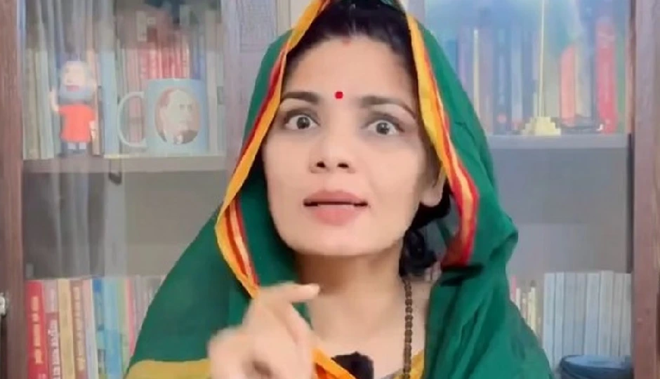 'हर बात पर FIR ठोक देना बंद करो… बेटियों को डराना भी छोड़ो' — नेहा सिंह राठौर ने किसे सुनाई खरी-खरी?