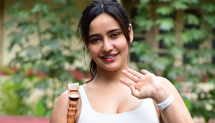 बेबी पिंक कलर की ड्रेस में नजर आई नेहा शर्मा, किलर आदाओं ने उडाए फैंस के होश