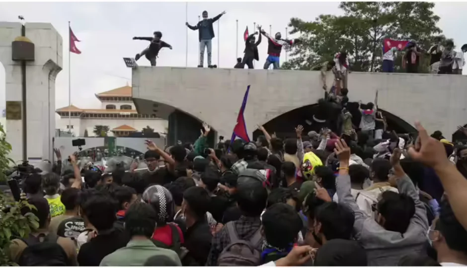 भारी विरोध और खूनखराबे के बीच नेपाल सरकार 'GEN-Z' के सामने झुकी, सोशल मीडिया से हटाया बैन, 21 की मौत 