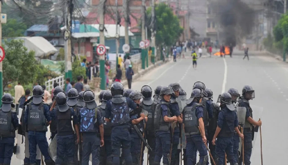 नेपाल में सरकार संकट: कृषि मंत्री का इस्तीफा, काठमांडू में कर्फ्यू लागू