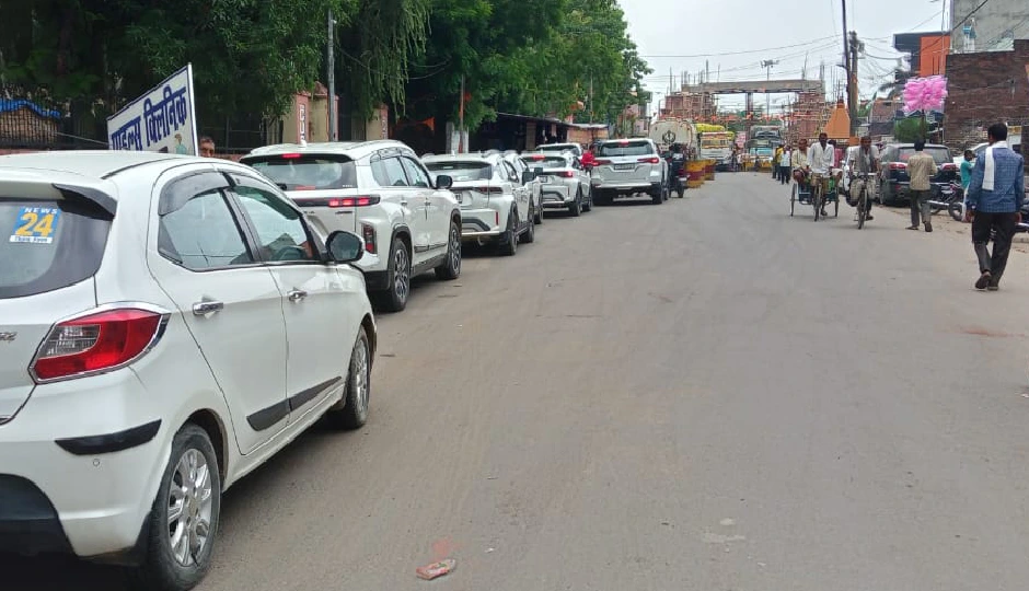 नेपाल में विरोध प्रदर्शन से सीमा पर तनाव, भारतीय पर्यटकों की आवाजाही प्रभावित