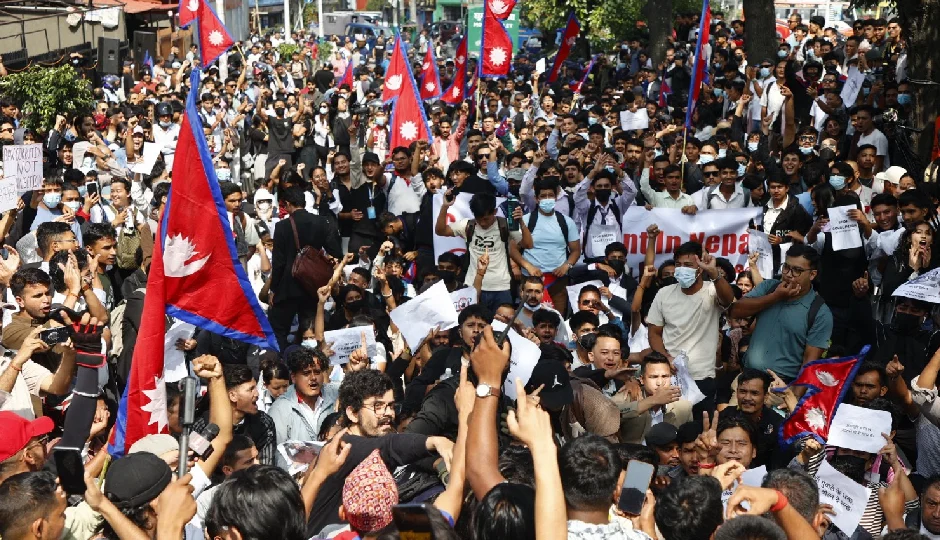 नेपाल में फेसबुक-इंस्टाग्राम बैन पर Gen Z का फूटा गुस्सा, कर्फ्यू तोड़ संसद में घुसे प्रदर्शनकारी, चली गोलियां