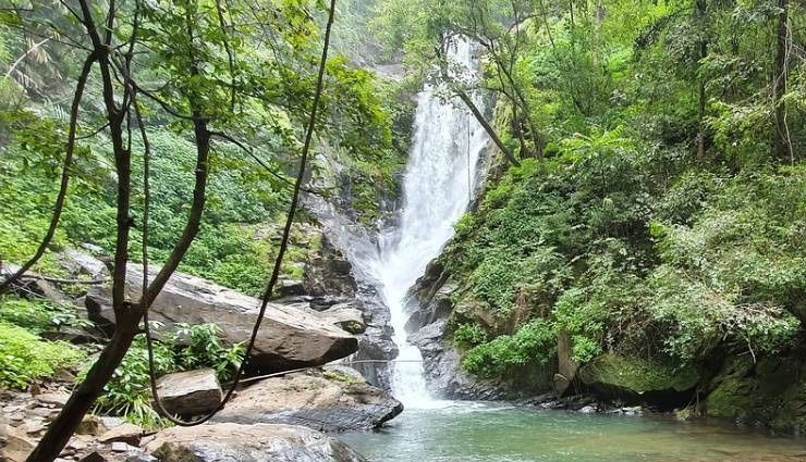 goa waterfalls,best waterfalls in goa,dudhsagar waterfall goa,beautiful waterfalls in goa,top waterfalls in goa,must-visit waterfalls goa,goa nature spots,goa trekking waterfalls,goa waterfall tour,goa hidden waterfalls,kesarval waterfall,tambdi surla waterfall,bamanbudo waterfall,kuskem waterfall,arvalem waterfall,charavane waterfall.