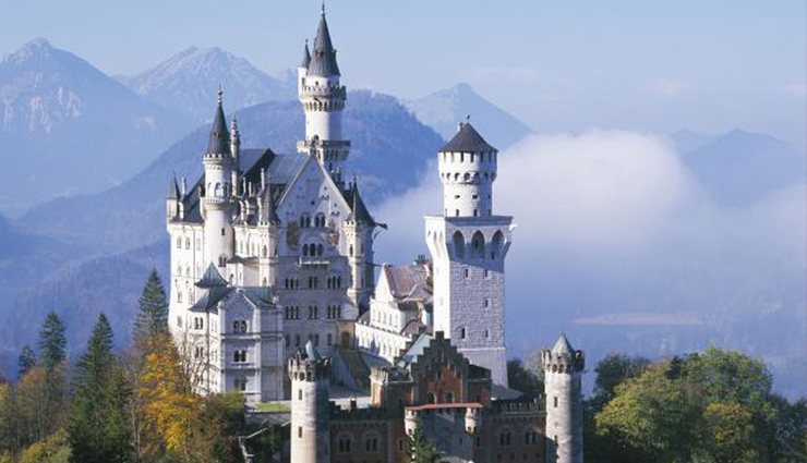 tourist destinations,10 tourist destinations,7 wonders,angkor,easter island statues,stonehenge,kiyomizu temple,neuschwanstein castle,alhambra,acropolis,kremlin,hagia sophia,timbuktu,travel,travel tips,holidays