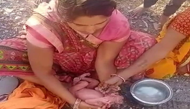 सड़क किनारे रो रही थी नवजात बच्ची, महिला ने बचाया, पूरे शरीर पर रेंग रही थीं चींटियां