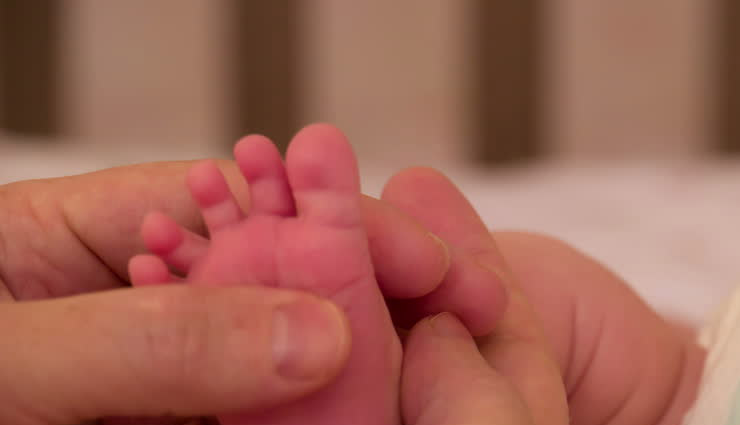  गरीबी और कोरोना संकट के चलते प्रवासी मजदूर ने बेच दी अपनी ही नवजात बच्ची, पुलिस ने बचाया

 