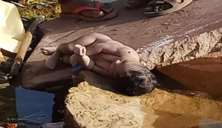 धौलपुर में देखने को मिली निर्ममता, पानी में सिक्के बीन रहे बच्चों को मिला नवजात का शव