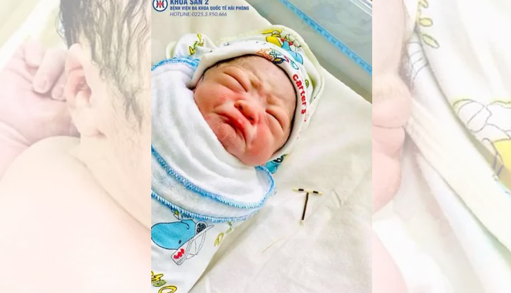 new born baby holding mothers failed coil,viral pics,hai phong international hospital,in hai phong,vietnam,weird story