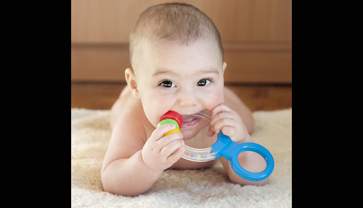 बच्चों के दांत निकलते समय होने वाली परेशानी से आराम दिलाएँगे ये घरेलू उपचार