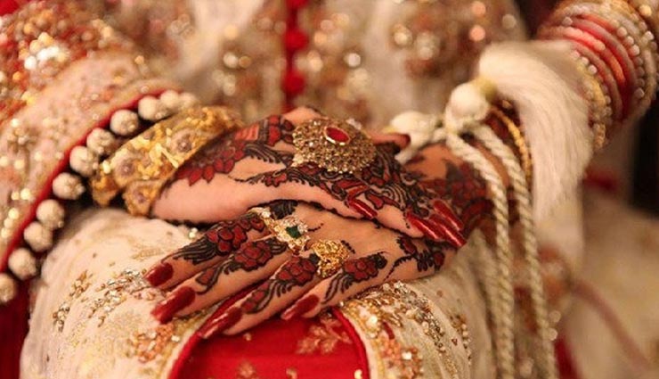 यहां बिना कपड़ों के 5 दिन बिताती हैं नई दुल्हन, वजह हैरान करने वाली