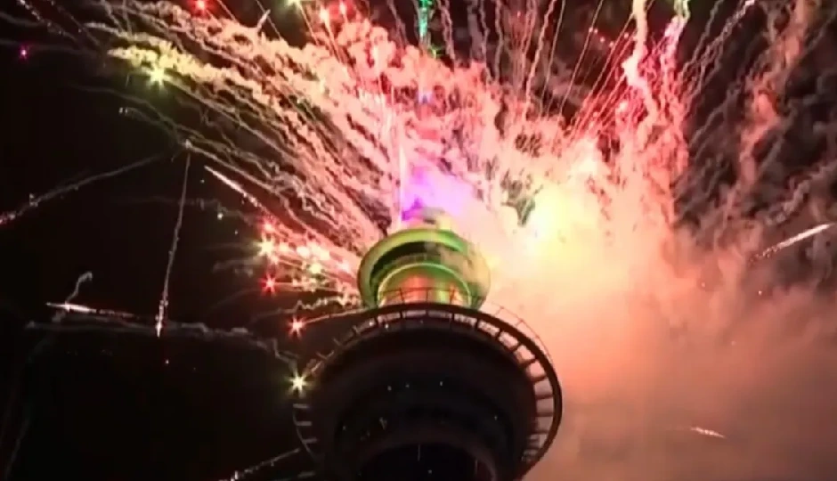 दुनिया में नए साल 2026 का जश्न शुरू, भारत से 9 घंटे पहले किरीबाती और न्यूजीलैंड में हुई धूमधाम