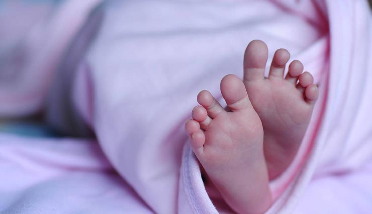 गोरखपुर : प्लास्टिक के बोरे में लिपटा हुआ मिला नवजात बच्ची का शव, मची लोगों में खलबली 