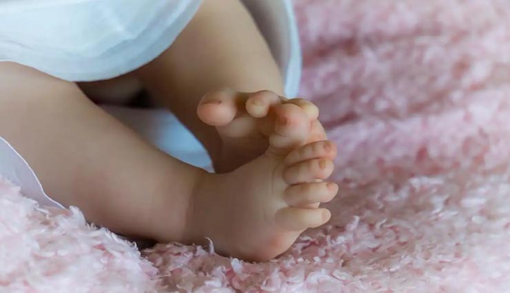 उदयपुर : दिखा अमानवीयता का वीभत्स नजारा, नवजात को 7 फीट ऊंची दीवार से फेंका, छात्र-शिक्षकों ने बचाई जान 