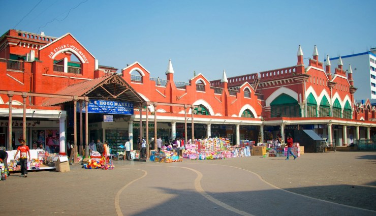 traditional markets in india,new market kolkata,police bazar shillong,floating vegetable market srinagar,janpath delhi,chor bazaar mumbai,ima keithel imphal,kannauj market uttar pradesh,baapu bazaar jaipur,meena bazaar delhi,dadar flower market mumbai