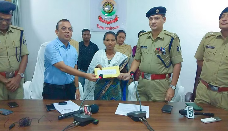 छत्तीसगढ़: 3 राज्यों में 13 लाख रुपये के सामूहिक इनाम वाली महिला नक्सली ने कबीरधाम में किया आत्मसमर्पण