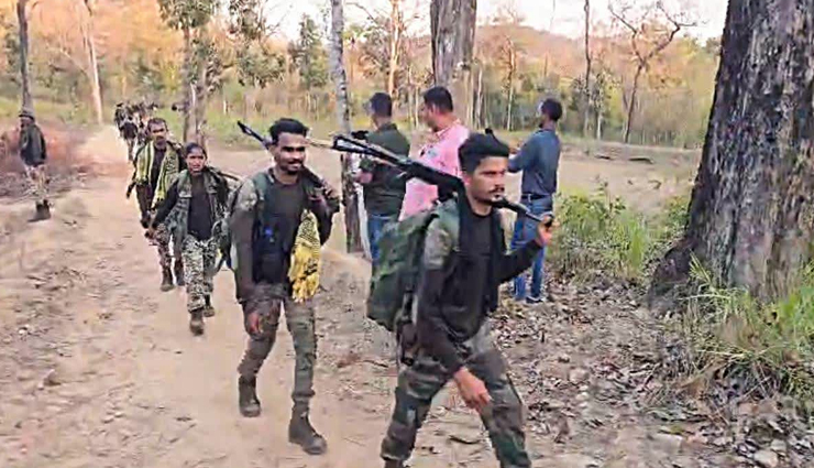 दंतेवाड़ा-बीजापुर सीमा पर मुठभेड़ में सुरक्षा बलों ने तीन नक्सलियों को मार गिराया