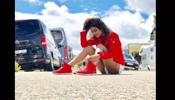 nia sharma,nia sharma hot pictures from khatron ke khiladi sets,khatron ke khiladi 8,nia sharma hot pictures,fashion from nia sharma