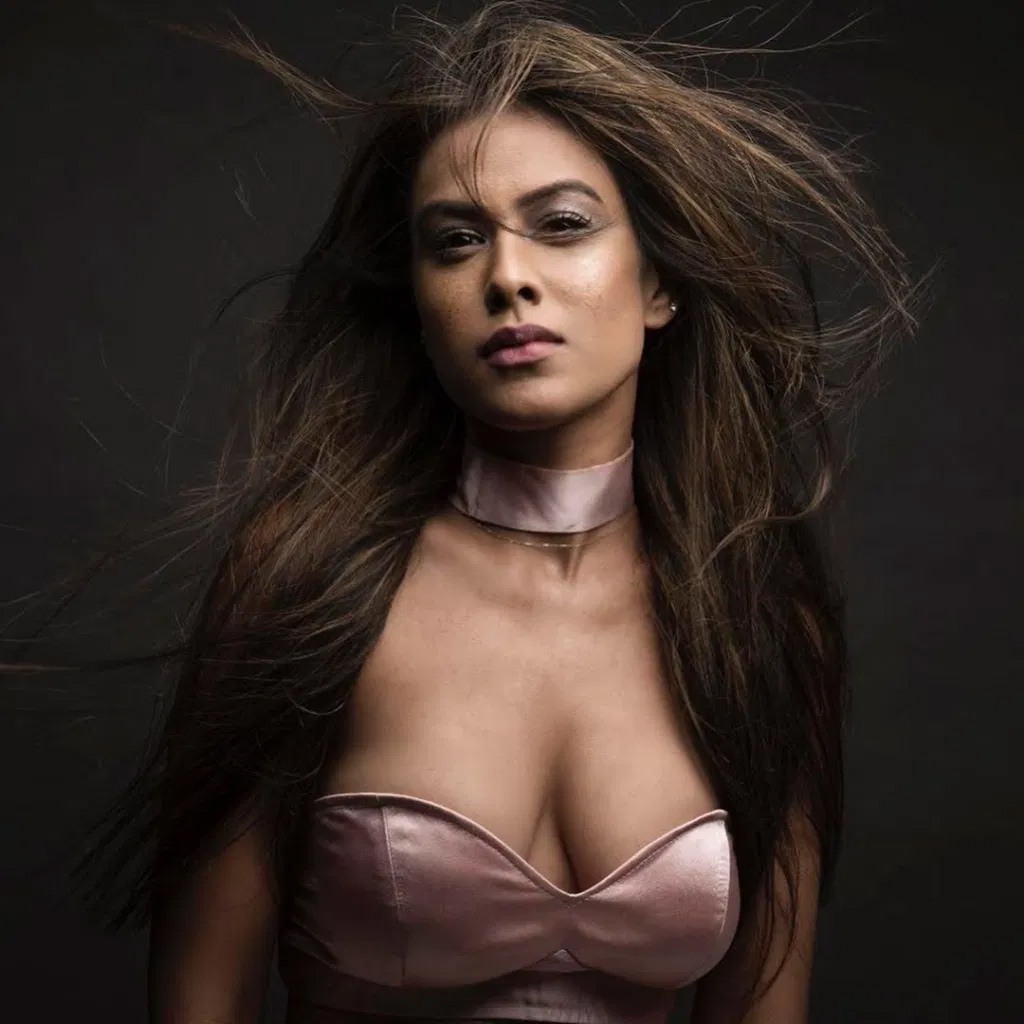 tv actress,nia sharma,nia sharma handbad,handbag stolen,car,bollywood news