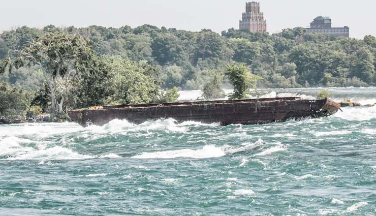weird news in hindi,niagara,water falls,stuck,boat,storm