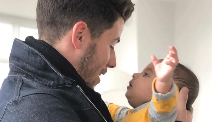 बच्चा खिलाते दिखें निक जोनास, लोगों ने पूछा आखिर माजरा क्या है