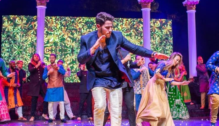संगीत में मां के साथ नाचीं प्रियंका, निक जोनास ने शादी की खुशी में इस तरह जमाया रंग, तस्वीरें bollywood,priyanka chopra,nick jonas,priyanka chopra sangeet ceremony,priyanka chopra sangeet ceremony photos,priyanka nick marriage