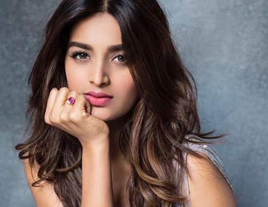 Viral Video - Nidhhi Agerwal Dancing on 6" Heel on 'Aaj Jane ki Zidd Na Karo' is SHOCKING