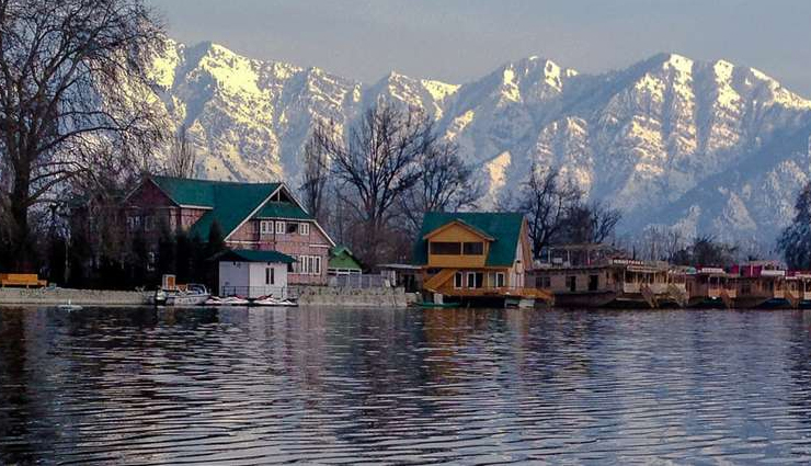 प्राकृतिक सुन्दरता के बूते धरती का स्वर्ग कहलाता है श्रीनगर, करवाता है मैदानी शहरों का अहसास, पर्यटकों की पहली पसन्द शिकारा srinagar tourist attractions,must-visit places in srinagar,top tourist spots srinagar,srinagar travel destinations,best places to visit in srinagar,srinagar sightseeing attractions,tourist hotspots srinagar,srinagar landmarks to see,things to do in srinagar for tourists,srinagar points of interest