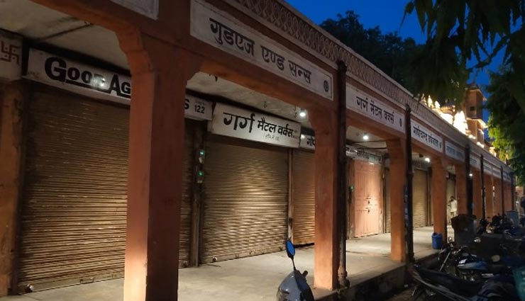 नाइट कर्फ्यू के चलते सूनी हुई राजधानी जयपुर की सड़कें, 7 बजे से गिरने लगे थे दुकानों के शटर
