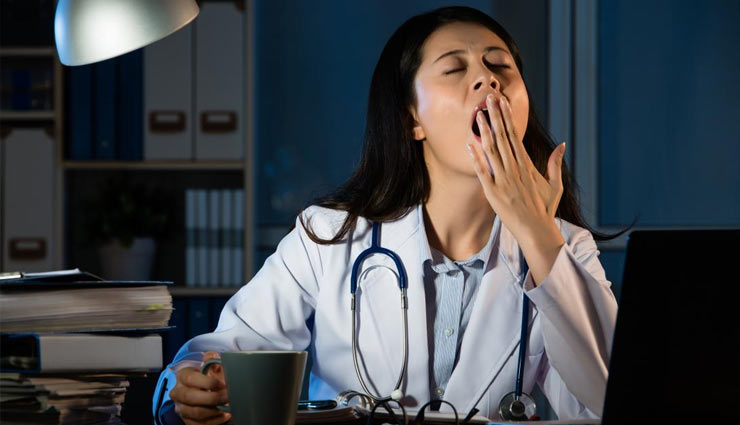 नाइट शिफ्ट में काम करना बना सकता हैं आपको बिमार, इस तरह रखें अपना ध्यान 
