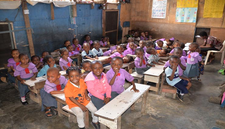 इस स्कूल में फीस के तौर पर ली जाती हैं बेकार प्लास्टिक की बोतलें, कारण ला देगा चहरे पर मुस्कान weird school,nigeria school,morit international school,wastage plastic bottles as school fees