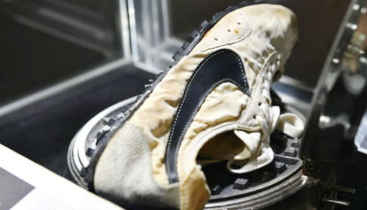 47 साल पुराना नाइकी का जूता 3 करोड़ रुपए में हुआ नीलाम rare shoes,nike running shoes,shoes sold,shoes auction,nike moon shoes,nike shoes in hindi,weird news,weird news in hindi