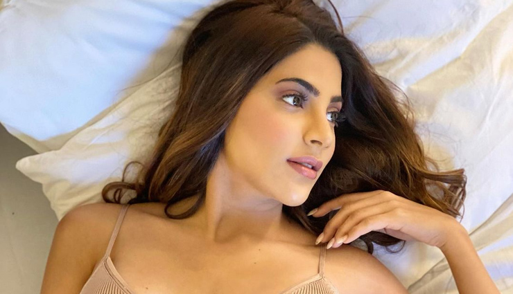 Nikki Tamboli ने शेयर की बेडरूम फोटोज, बेड पर दिए धमाकेदार पोज
