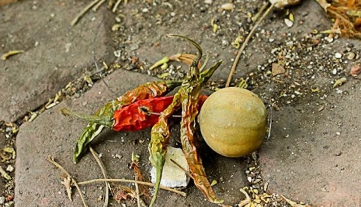 रास्ते में पड़े निम्बू-मिर्च पर पैर रखना क्यों होता है खतरनाक, जाने