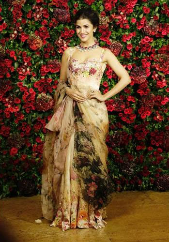 ब्लैक सूट में रणवीर और रेड गाउन में दीपिका, कमाल की लग रही थी इनकी जोड़ी, देखे तस्वीरें bollywood,deepika padukone,ranveer singh,deepika ranveer reception,deepika padukone reception party pics