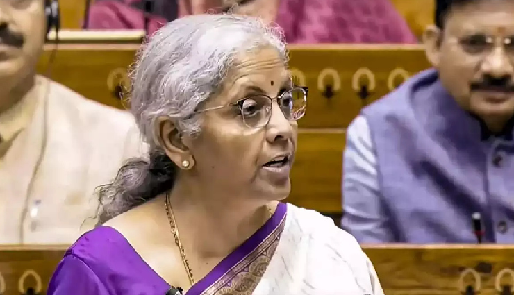 हमारी इकोनॉमी मजबूत, डरने की कोई जरूरत नहीं...बाजार की गिरावट पर बोलीं वित्त मंत्री