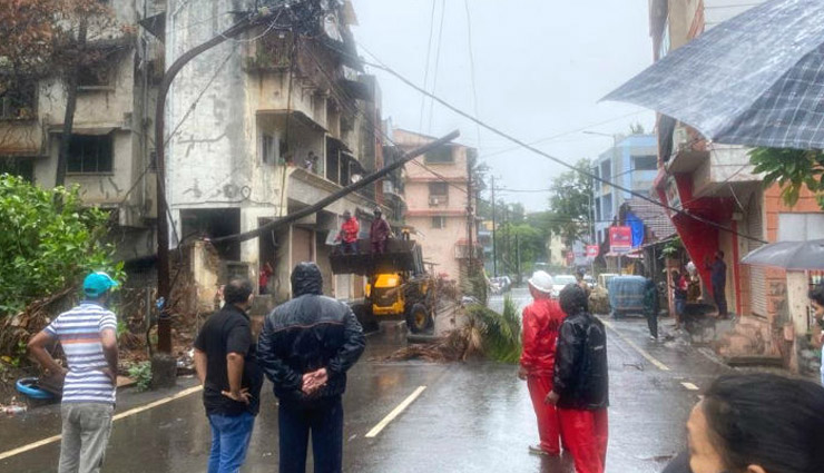 महाराष्ट्र के  अलीबाग में टकराया तूफान निसर्ग, उखड़े पेड़, इमारतें हिलीं, मुंबई में बांद्रा-वर्ली सी-लिंक किया बंद
