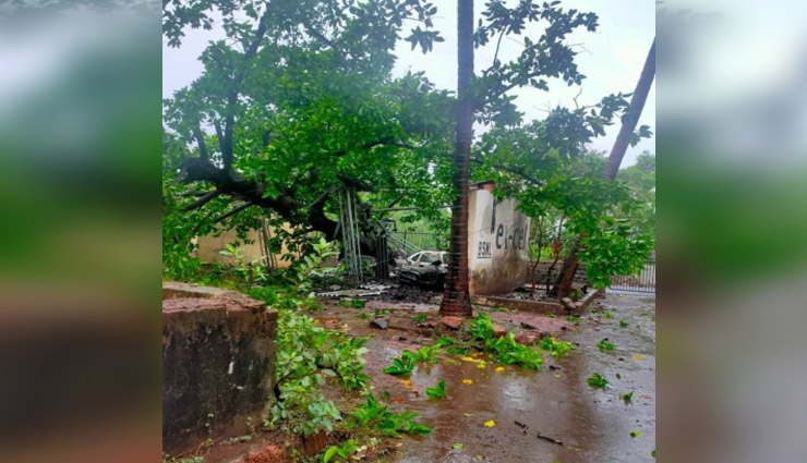 महाराष्ट्र पहुंचे निसर्ग ने शुरू किया तबाही मचाना, देखे तस्वीरें 